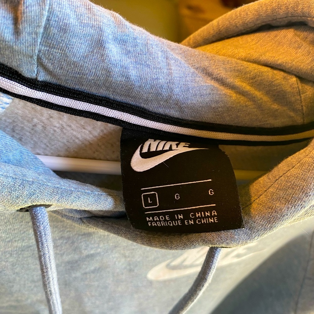 Nike Women’s Sweatshirt in light blue with pockets
